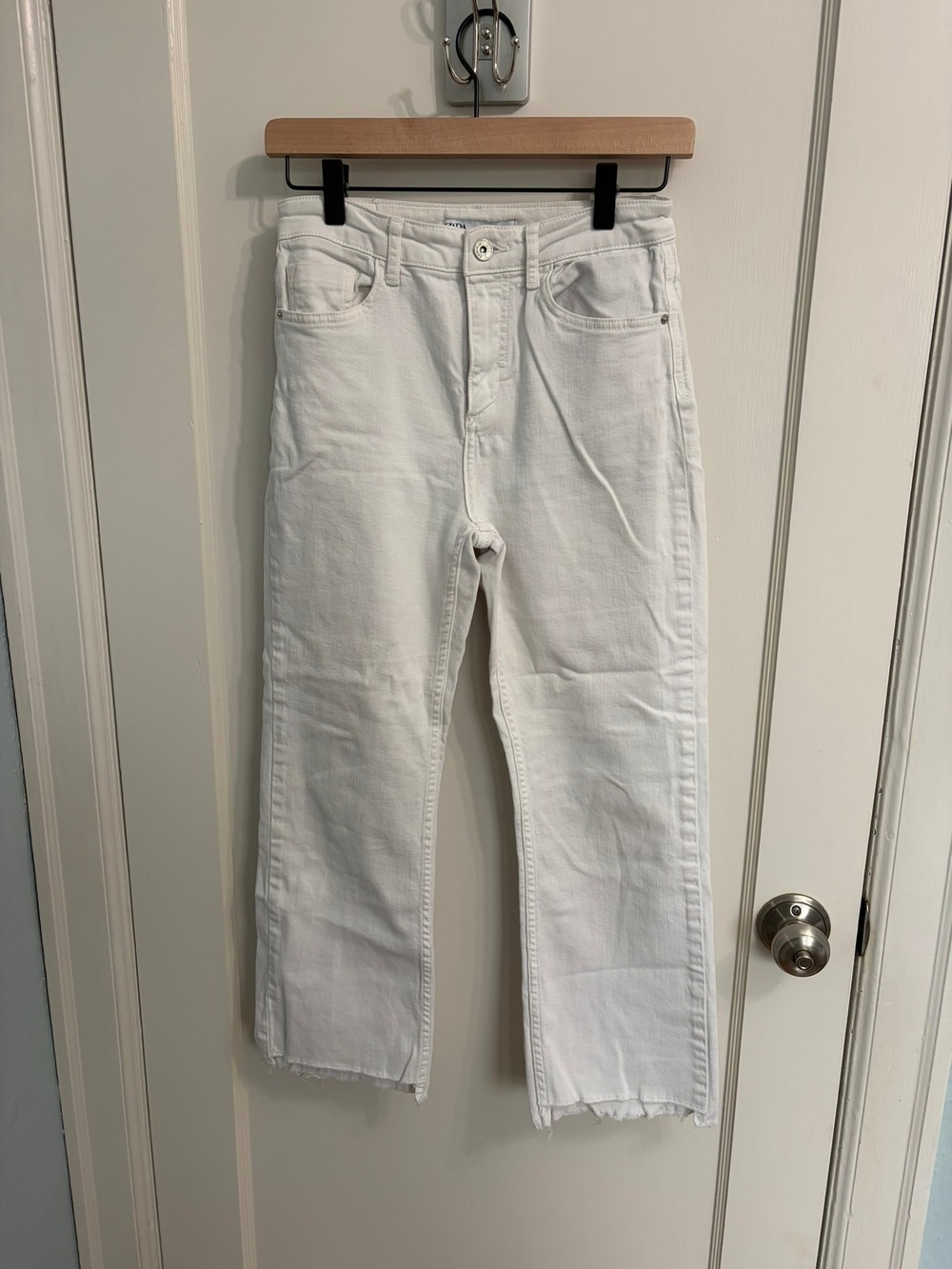Zara White Cropped Straight Jeans Size 4 High Rise Raw Hem